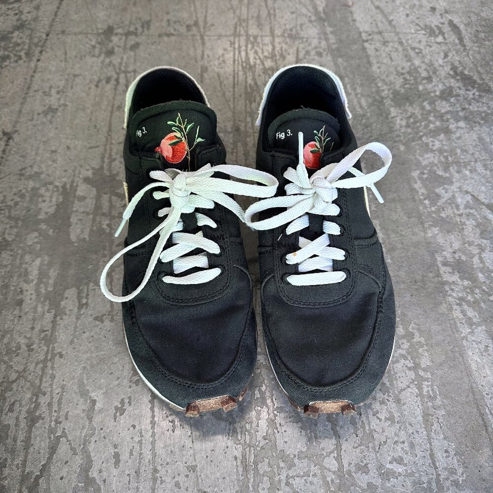 Super cute! Nike Daybreak-Type Cork Pomegranate Shoes Men’s 7 / Women’s 8.5